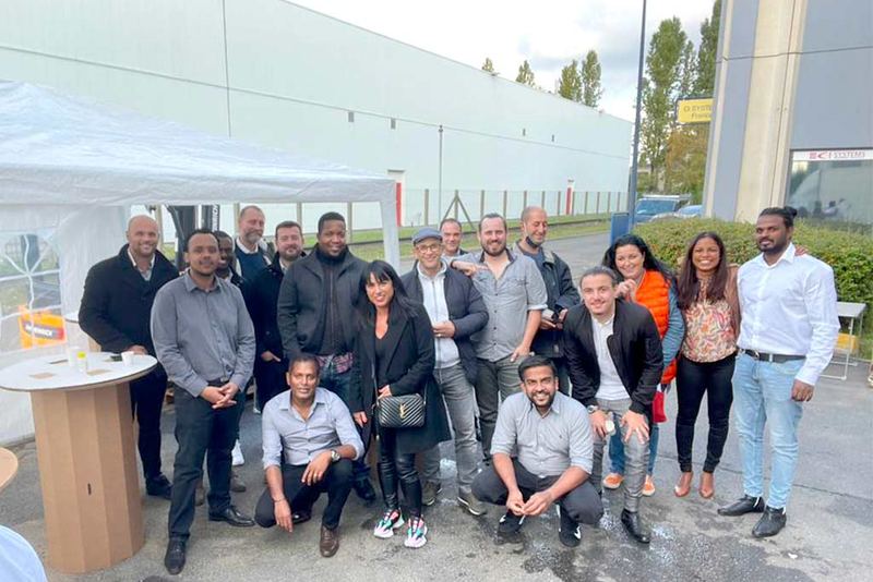 Une vingtaine de personnes réunies devant l’entrepôt HEROSYSTEME lors d’un événement