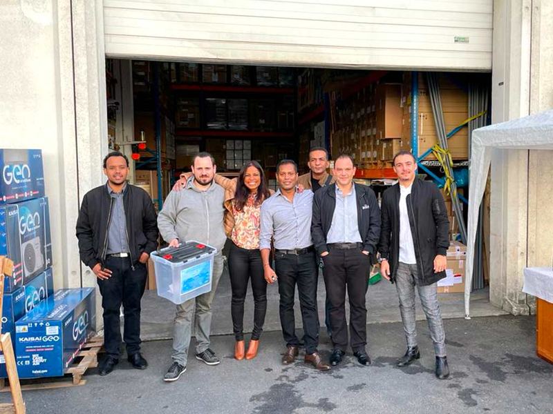 L'équipe HEROSYSTEME devant l'entrepôt, cartons de climatiseurs Kaisai en stock