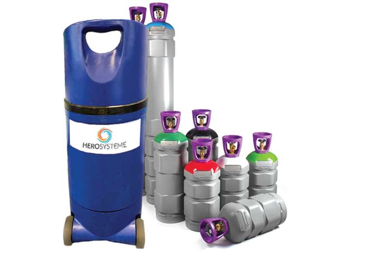 Bouteille bleue au nom de HEROSYSTEME et bouteilles de fluides grises à chapeaux de couleur