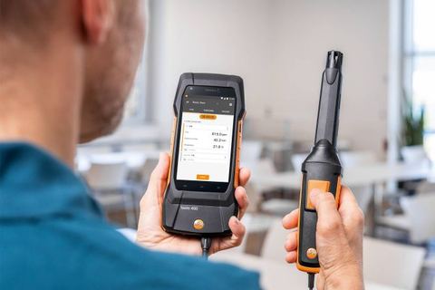 Technicien mesurant la qualité de l’air d’un bureau avec un testo 400 et sa sonde