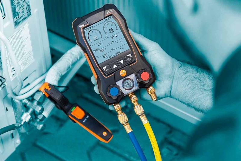 Manifold électronique testo 550s et pince de température raccordés à une unité