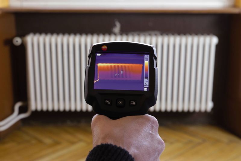 Caméra thermique testo affichant l’image thermique d’un radiateur