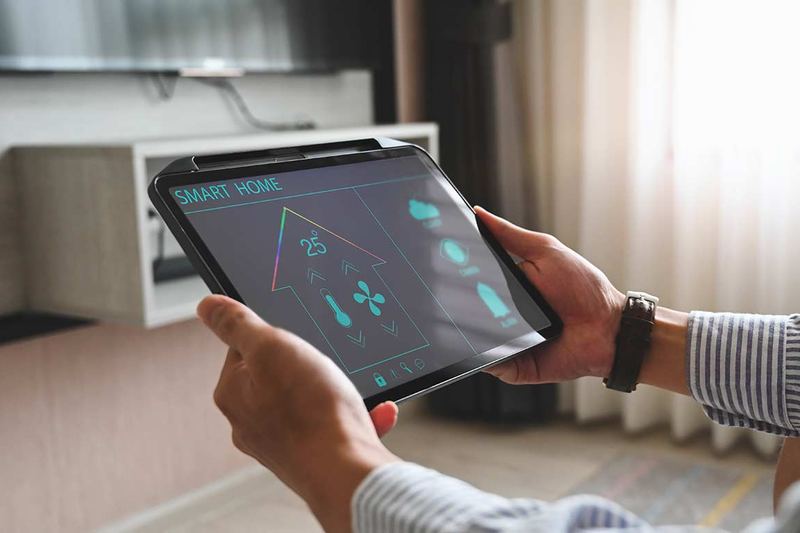 Tablette affichant le réglage de la température et de la ventilation d’une pièce